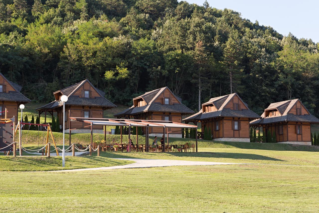 Etno Naselje Vrdnicka Kula Bed & Breakfast เวิร์ดนิค ภายนอก รูปภาพ