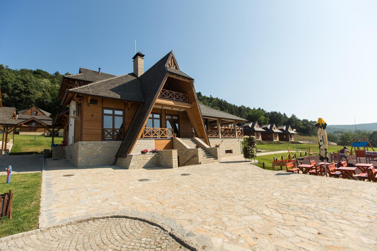 Etno Naselje Vrdnicka Kula Bed & Breakfast เวิร์ดนิค ภายนอก รูปภาพ