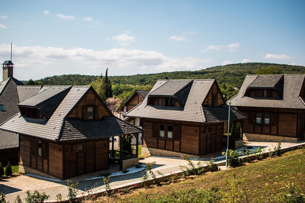 Etno Naselje Vrdnicka Kula Bed & Breakfast เวิร์ดนิค ภายนอก รูปภาพ